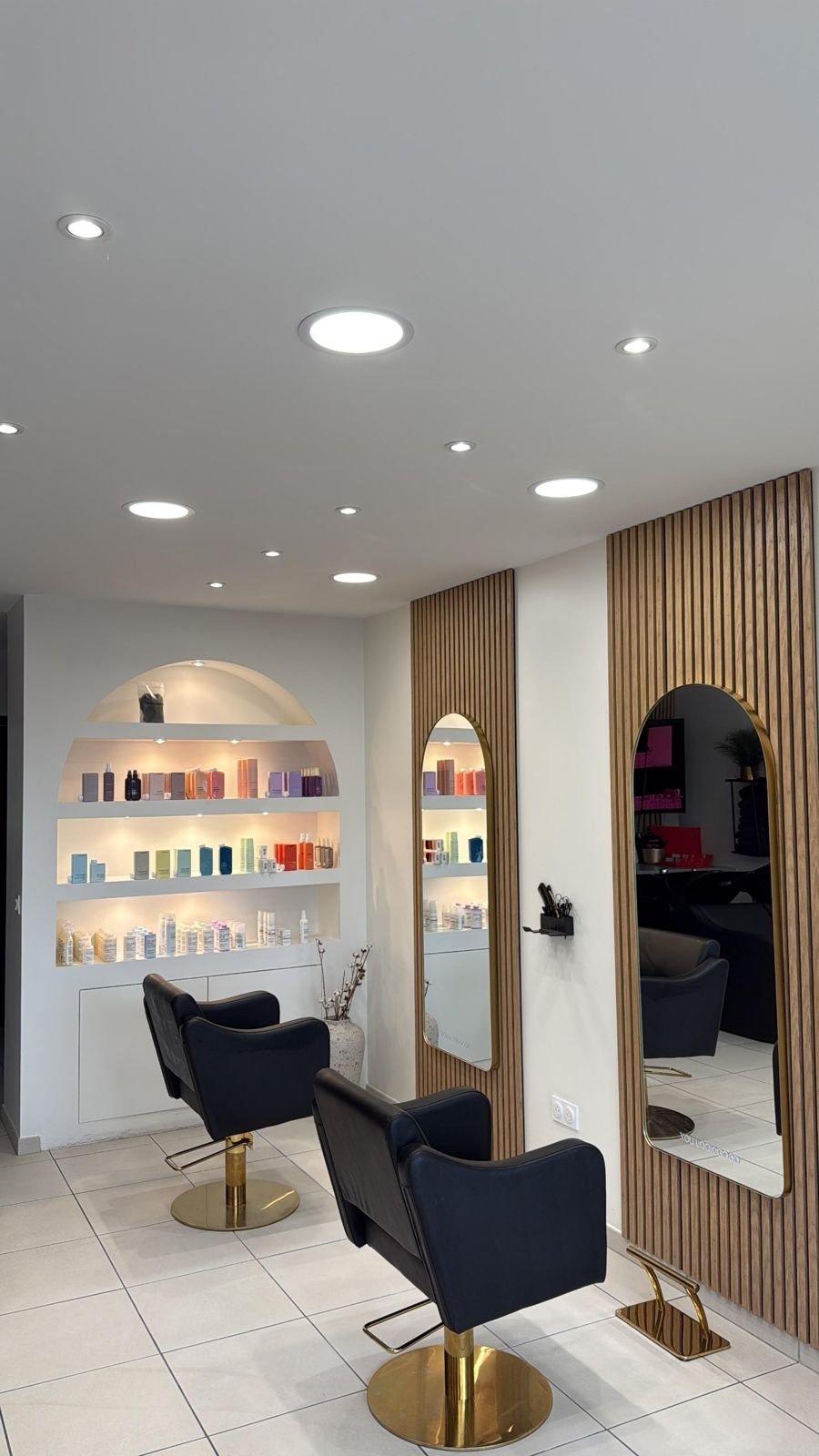 Local commercial : miroirs en arche et tasseaux bois